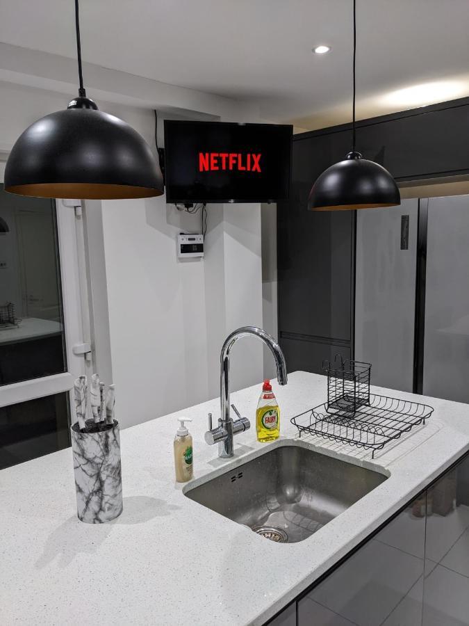 Contractors, Relocators, Free Parking, Wifi, Smart Tvs Apartment Marston Green Bagian luar foto