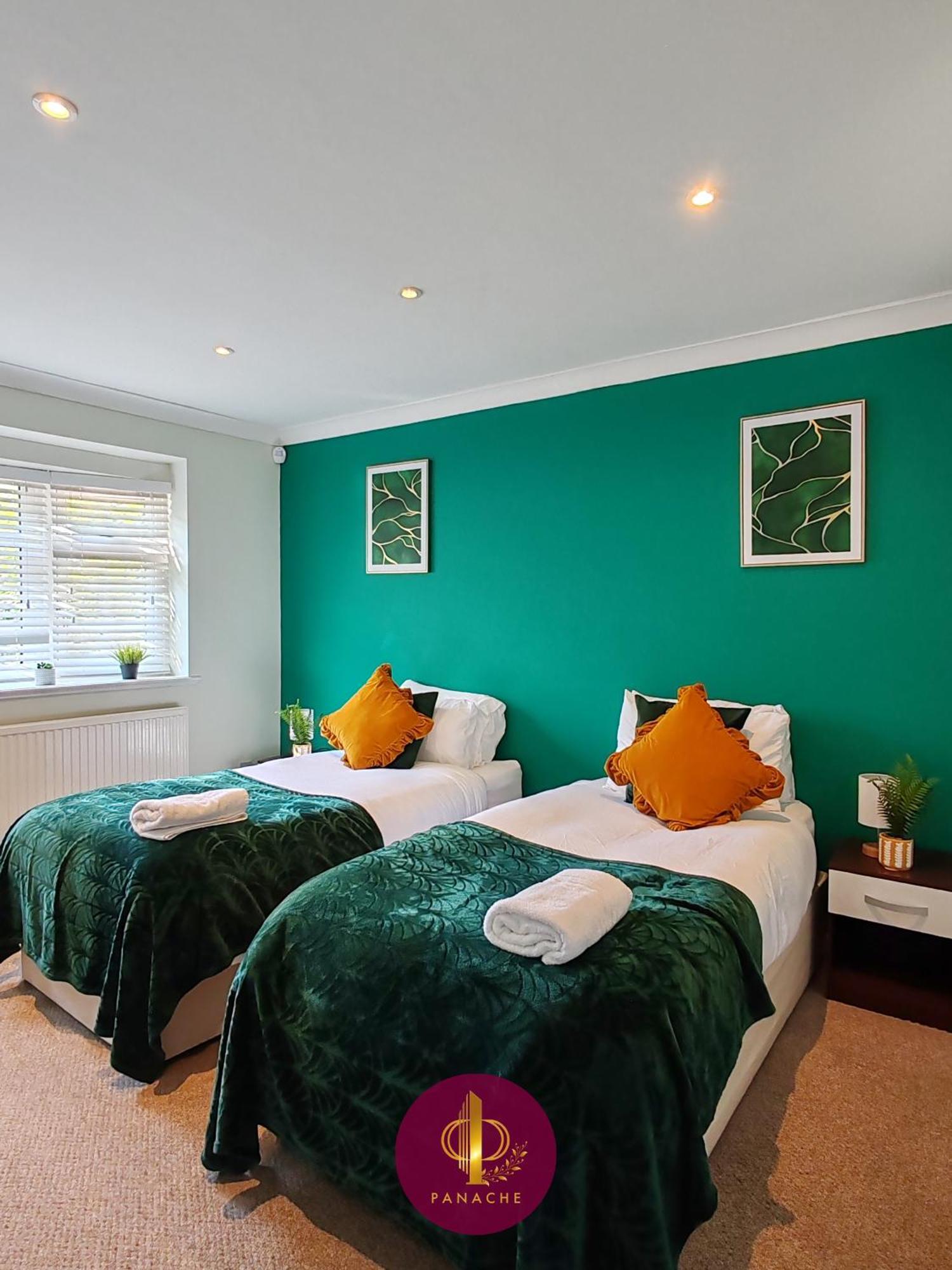 Contractors, Relocators, Free Parking, Wifi, Smart Tvs Apartment Marston Green Bagian luar foto