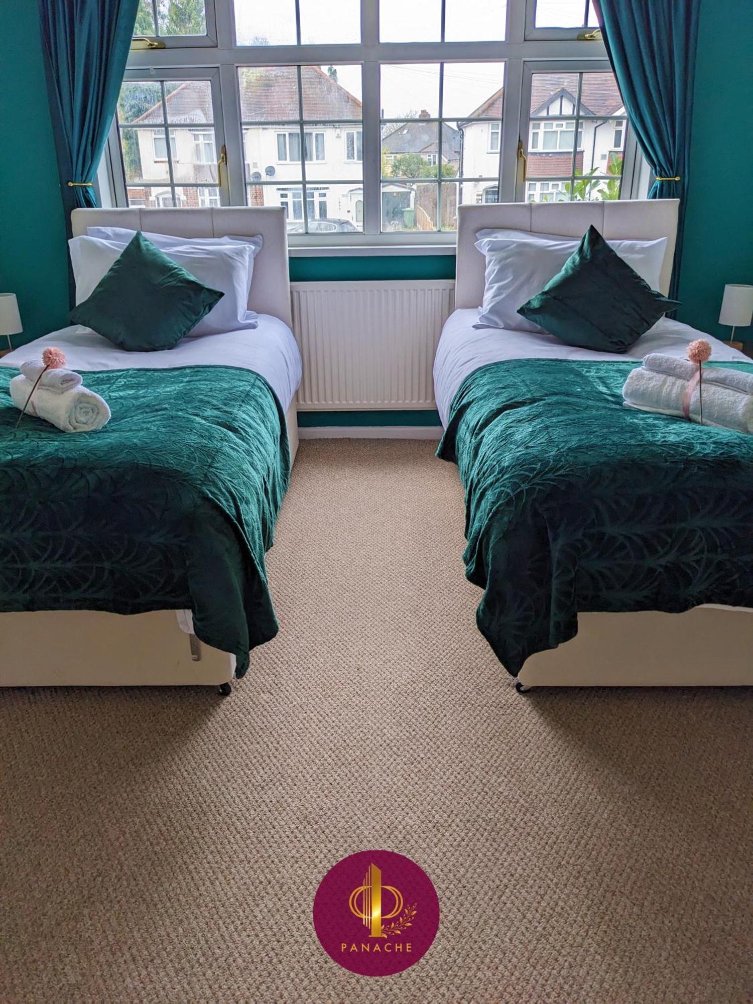 Contractors, Relocators, Free Parking, Wifi, Smart Tvs Apartment Marston Green Bagian luar foto